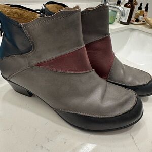 Aetrex Gray and Burgundy Ankle Boots